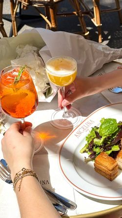 Verres de cocktail et assiette avec salade et pâtisserie au restaurant Angelina Paris - Domaine de Trianon