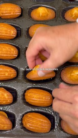 Pâtisserie ouverte dimanche avec madeleines fraîchement cuites dans un moule en métal, mains en train de les manipuler.