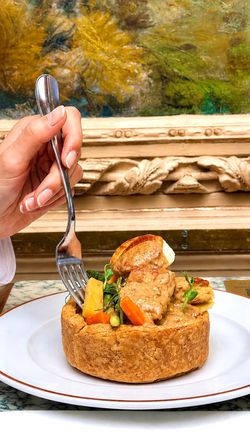 Tarte salée garnie de légumes et viande dans un décor classique au salon de thé Angelina Paris – Alma.