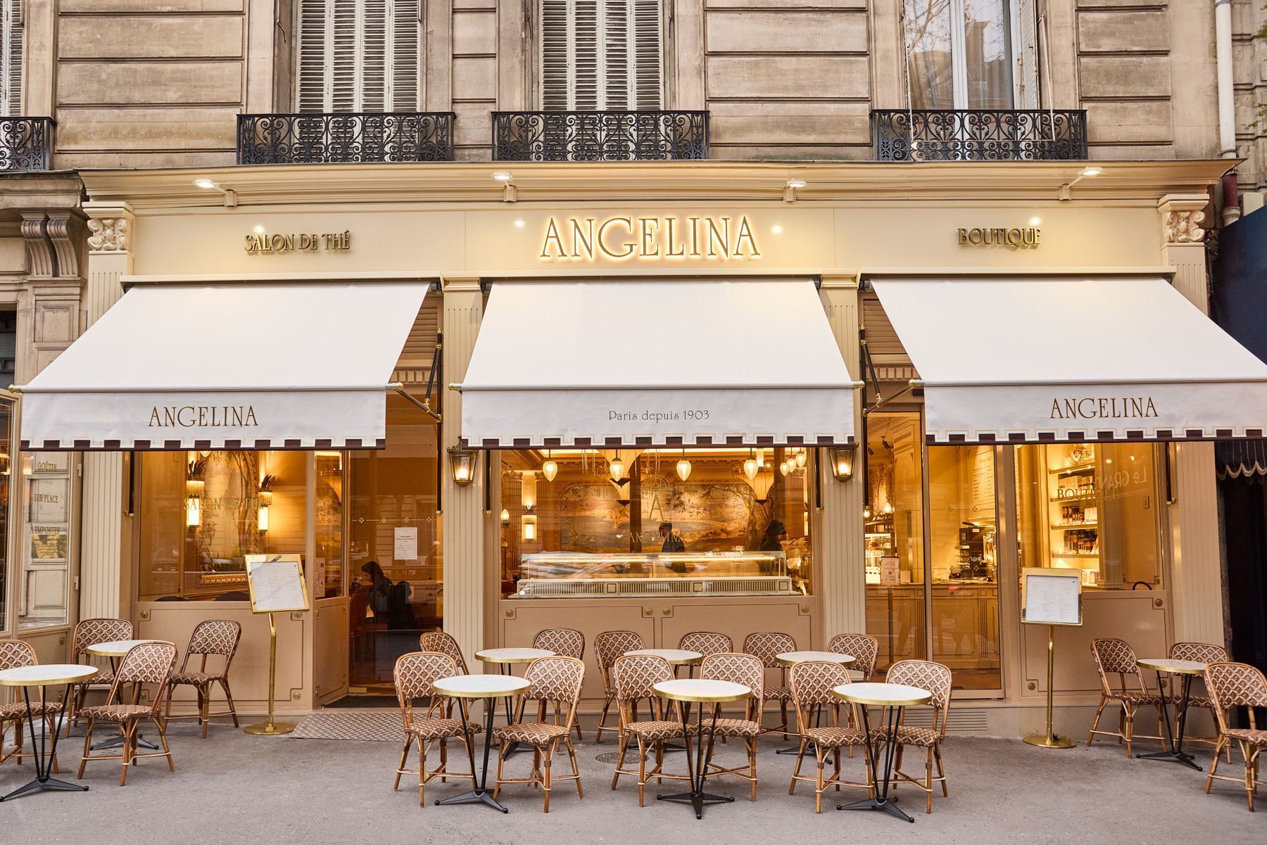 Façade d'Angelina Paris – Alma avec terrasse extérieure et enseigne salon de thé et boutique.