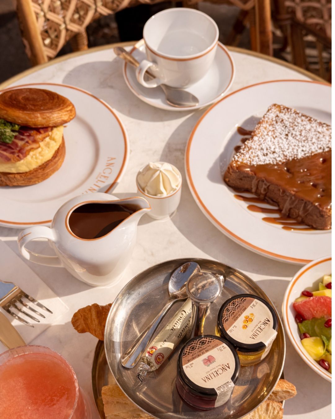 Assortiment de pâtisseries et chocolat chaud servies dans la tea room Angelina Paris – Alma, Salon de thé.