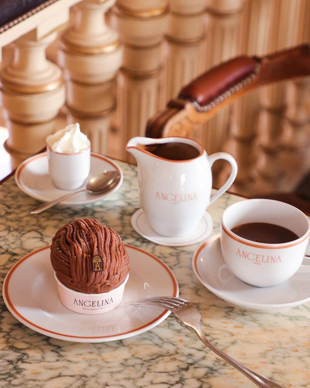 Mont-blanc et chocolat chaud servis sur table en marbre dans le tea room Angelina Paris - Rivoli.