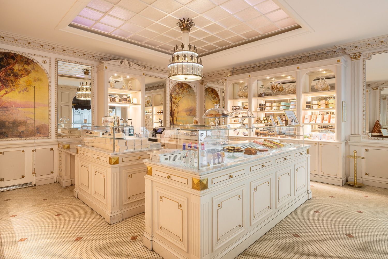 Salon de thé ancien avec vitrines élégantes et présentoirs remplis de pâtisseries dans Boutique Angelina Paris