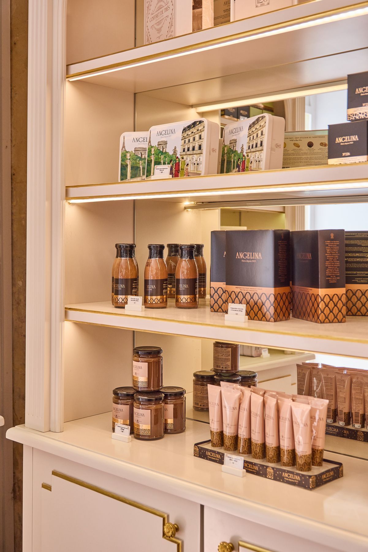 Présentoir avec chocolats chauds et pâtisseries en pot chez Angelina Paris - Domaine de Trianon.