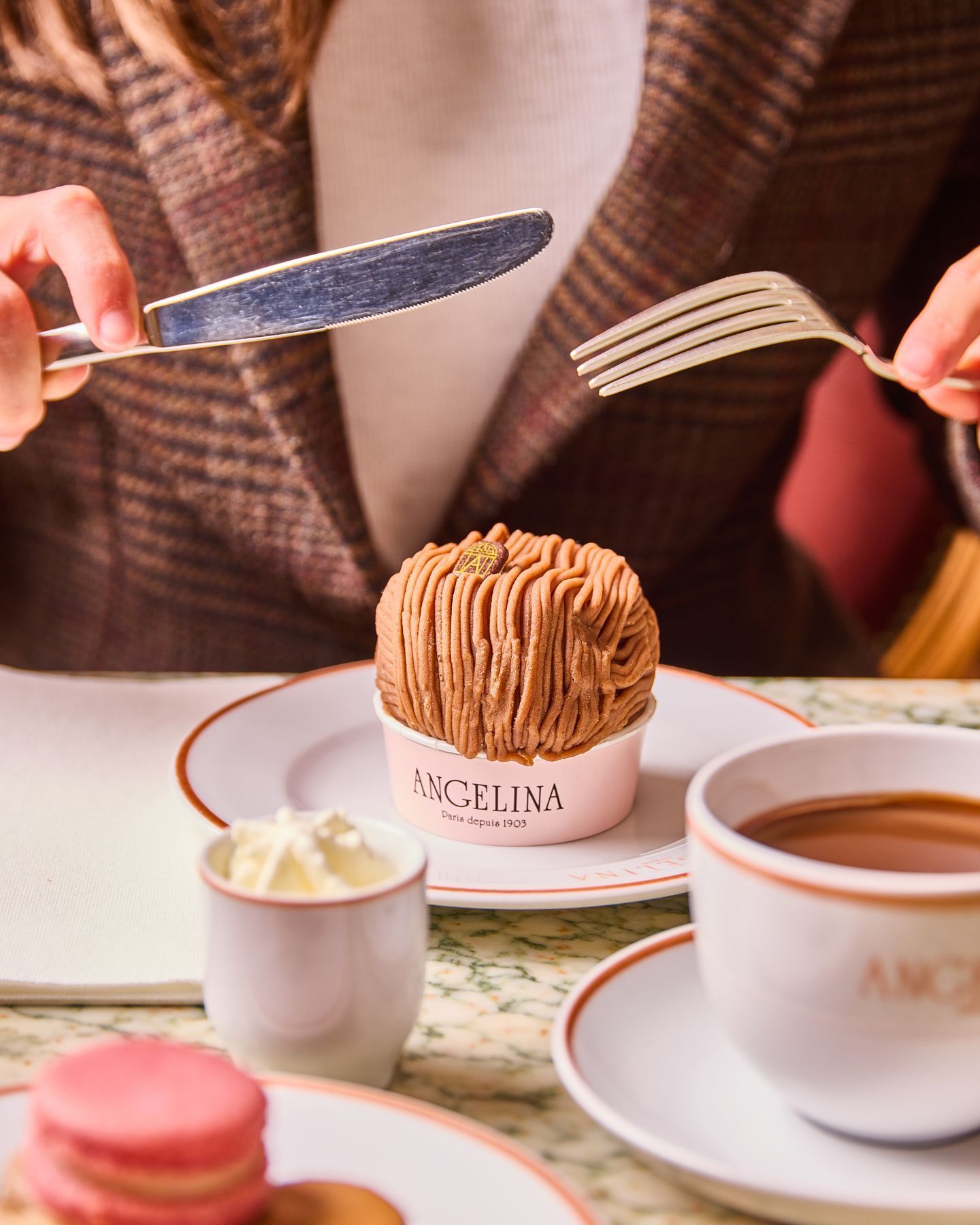 Pâtisserie Mont-Blanc servie avec un chocolat chaud dans le salon de thé Angelina Paris – Alma.